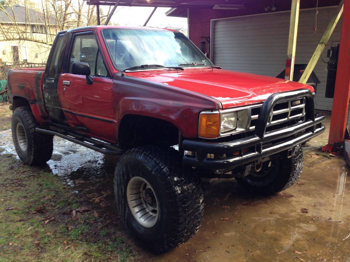 1985 Toyota Pickup, new 22RE, 35s, Rock Assault front - BuiltRigs